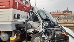 FOTO: Tragická nehoda na železničnom priecestí. Zrážka s vlakom si vyžiadala dva životy