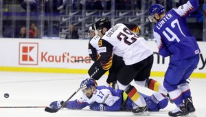 Zverenci Ramseyho v kľúčovom zápase neuspeli. Nemci pred koncom zápasu bodovali