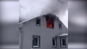 Zo zimnej rozprávky ohnivé peklo. Horel rodinný dom