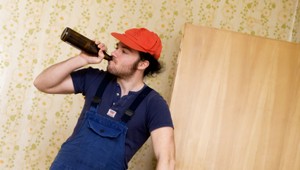 Zlodej labužník! Chlebu a pivu v cudzom dome neodolal