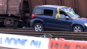 Železnicou pri Prahe sa rútili nekontrolovateľné vagóny. Na priecestí nabrali osobné auto