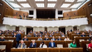 Poslanci rokujú o PVV aj dnes. Kamenický tvrdí, že Ódor nemá legitimitu, Grendel vytiahol Gorilu