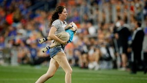 Dvojročný chlapec vybehol na ihrisko, chytala ho mamina