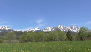 V Tatrách otvorili turistické chodníky. Prví - nevhodne obutí, už príležitosť využili