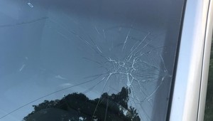 Vodič zatrúbil na cyklistu. Ten mu v hneve päsťou rozbil predné sklo