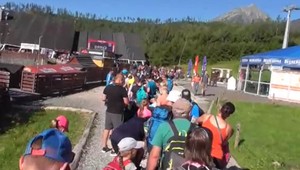 Teplé počasie vylákalo do Tatier stovky turistov: Tlačenice, nekonečné rady a ľudia bez rúšok