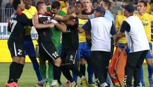 VIDEO. Šialený zápas v Rumunsku! Brankár hrýzol ako pitbul