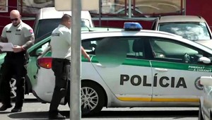 Muž útočil nožom na mamu, vyhrážal sa zabitím aj susede