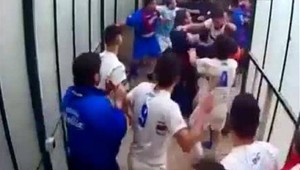 Šialená bitka v tuneli! Futbalisti si skočili do vlasov cez polčasovú prestávku