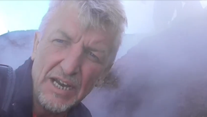 Reportér TV JOJ vystúpil na dymiacu Etnu. Sopka sa opäť prebúdza k životu