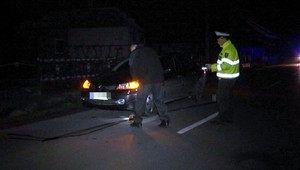 Unavený opilec si ustlal na ceste. Prešlo ho auto