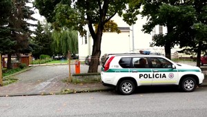 V záhrade katedrály nehybne ležal muž. Okoloidúci zavolali pomoc, no už bolo neskoro