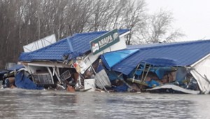 Blízko nákupného centra sa odtrhol pontón reštaurácie. Na člnoch zasahovali hasiči aj policajti