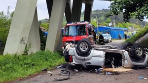 Pri Ružomberku sa zrútilo auto z mosta. Jedna osoba náraz neprežila