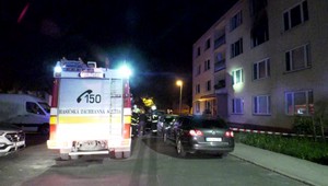 Veľký nočný požiar v Brezne. Panelák museli evakuovať