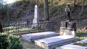 Z hrobov kradol medené vázy, ktoré potom predal v zberných surovinách. Škody sa vyšplhali na stovky eur