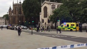 VIDEO: Muž vletel s autom do ľudí a bezpečnostných zábran pri parlamente