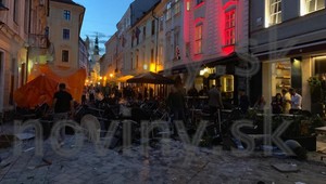 Futbaloví chuligáni rozmlátili centrum Bratislavy, videozáznamy ukazujú šialené násilie