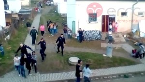 VIDEO: Policajti pri zásahu v osade bili aj ženy