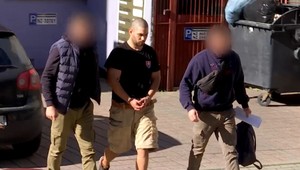 Muž, ktorý pred očami svojho syna strieľal na iného muža, sa postavil pred súd