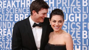 Pijete v týchto časoch doma víno? Kúpte si TOTO od Kutchera a Kunis a podporte dobrú vec!