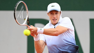 Namiesto postupu diskvalifikácia. Loptičku napálil rozhodcovi do tváre