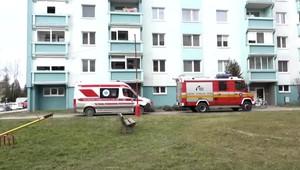 Susedia našli na schodisku bytovky doráňaného muža. Ratovali ho záchranári, no oživiť sa ho nepodarilo
