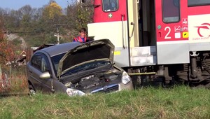 Tragická nehoda na koľajniciach. Vodič auta zrážku s vlakom neprežil