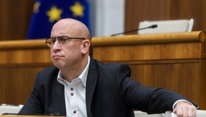 Minister dopravy môže prísť o post. Opozícia podala návrh na jeho odvolanie