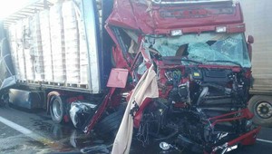 Zrážka dvoch kamiónov. Vodič môže hovoriť o veľkom šťastí