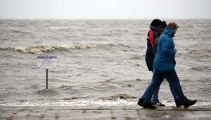 Orkán Xaver zúri, časť Hamburgu je pod vodou