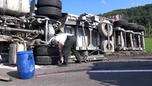 Havária kamióna na vyťaženom úseku. Osobné auto mu vošlo do cesty