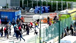 ZÁZNAM. Futbaloví chuligáni si to rozdali v Londýne