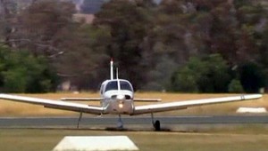 Pozrite sa, ako neskúsený pilot pristál bez jedného kolesa