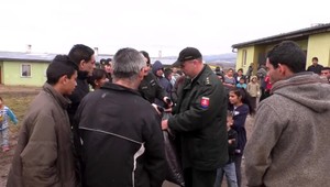Policajti priniesli obyvateľom osady darčeky