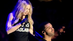 Trapas roka! Madonna vášnivo pobozkala známeho rappera, ten sa skoro povracal!