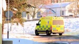 Zdrogovaný muž si odrezal pohlavný orgán a časť uší