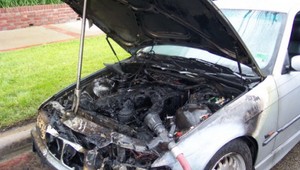 Neznámy podpaľač zapaľuje autá BMW