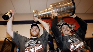 Kopecký prvým Slovákom s dvoma prsteňmi, Hossa dostal pohár od kapitána