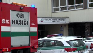 Dramatická evakuácia na strednej škole: Pre silný zápach utekali z budovy študenti aj učitelia