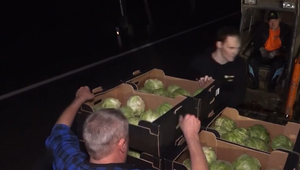 Asistenčná služba zbierala rozsypanú kapustu z prevráteného kamióna