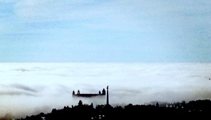 Bratislavský hrad v hmle. Môže za to inverzia