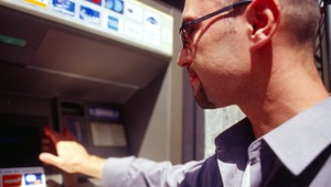 Peniaze nájdené v bankomate musíte vrátiť, hrozí vám väzenie