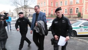 Na špecializovaný súd predviedli zadržaných mužov z Tiposu. Návrhu na väzbu sudca nevyhovel