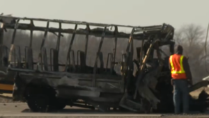 Tragická nehoda autobusu a kamiónu. Všetci po náraze uhoreli