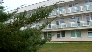 Pacient napadol personál nemocnice. Potom v pyžame a bosý ušiel