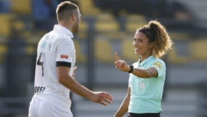 Futbalista sa zaľúbil do rozhodkyne v zápase, v ktorom dostal červenú