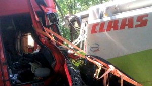 Zrážka kamiónu s kombajnom paralyzovala dopravu