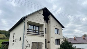 ONLINE: Po zemetrasení sa v domoch nedá bývať. Zúfalé rodiny čakajú na pomoc