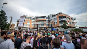 Štvrtý protest pred Bonaparte: opozícia rozdávala hotdogy